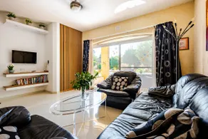 Apartment with garden & pool - Image 4