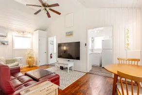 Springtime coastal cottage - Image 3