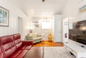 Springtime coastal cottage - Image 4
