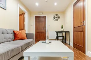 Cozy Modern Flat Walsall Town Centre with Wi-Fi - Image 4