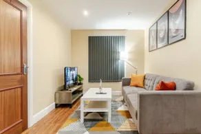 Cozy Modern Flat Walsall Town Centre with Wi-Fi - Image 2