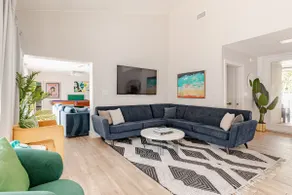 Beachfront Bliss: 6 Bedroom Home with Pool - Image 3