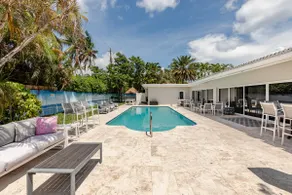 Beachfront Bliss: 6 Bedroom Home with Pool - Image 2