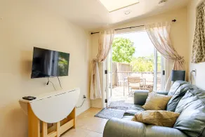 Tiny Cottage in the Oaks, Midtown Santa Barbara - Image 2