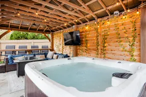 3600SF~2 Kitchens~Hot Tub~Game Room~Backyard~Play - Image 2