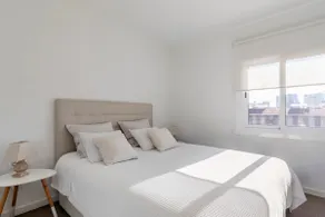 Fira Gran Via just minutes away. Sunny apartment - Image 3