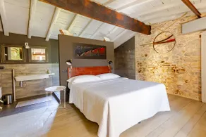 Castè Suite – Art/design suite behind 5 Terre - Image 4