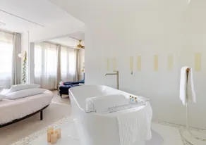 Air-conditioned suite - Round bed, Zénith bathtub. Stadium - Image 5
