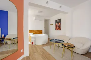 P20 - Jacuzzi Suite near the city center and train station - Image 4