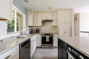 Gorgeous Home in Silverdale, Perfect for Families! - Image 4