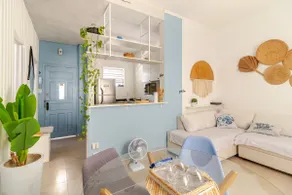 Spacious apartment one block from the beach - Image 3