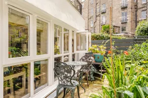 Scotland Street Stylish Garden Studio Pvt Entrance - Image 5