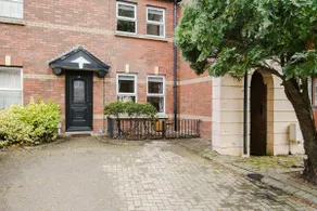 Stylish home in trendy area close to city centre, with parking - Image 5