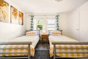 Stylish home in trendy area close to city centre, with parking - Image 2