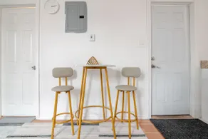 Cozy 2BD in Woodside! - Image 4