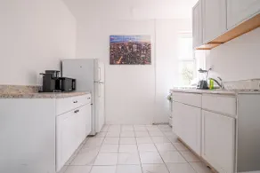 Cozy 2BD in Woodside! - Image 2
