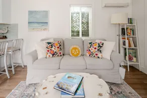 2 bdrm Bungalow 3 blocks from the Beach - Image 2