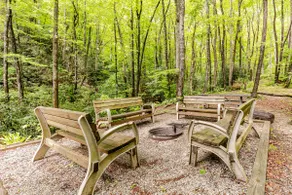 Over the Creek Luxe Lodge + Private Hiking Trails - Image 5
