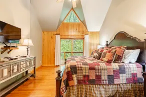 Over the Creek Luxe Lodge + Private Hiking Trails - Image 3