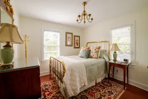 Historic Menhaden Cottage for Families - Image 4