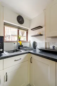 Cosy annexe in Stafford with beautiful gardens - Image 5