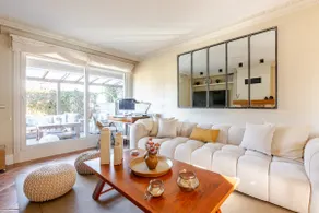 Quiet villa with colonial decor - Image 2