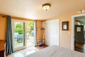 Quaint trendy home just a stroll from the seas - Image 3
