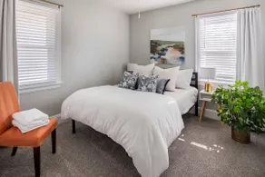 Snuggle up at a Homey Haven in Energetic Oakley/Hyde Park - Image 4