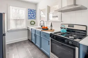Snuggle up at a Homey Haven in Energetic Oakley/Hyde Park - Image 5