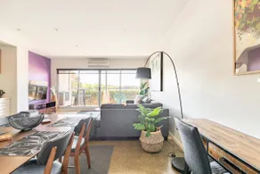 Stylish Apartment in Heart of Kensington w parking - Image 3