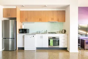 Stylish Apartment in Heart of Kensington w parking - Image 4
