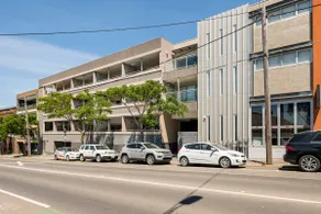 Stylish Apartment in Heart of Kensington w parking - Image 5
