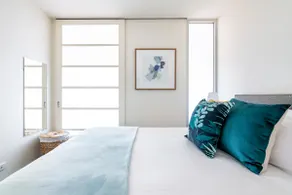 Stylish Apartment in Heart of Kensington w parking - Image 2
