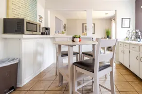 Spacious Family Home Near Avalon - Image 4