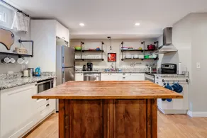 Private Comfortable and Conveniently Located - Image 5