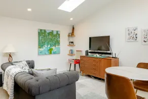 Award-Winning Guest House with Private Entrance - Image 3