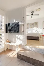 Stylish, close to Airport and St George Hospital - Image 3