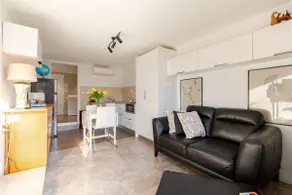 Stylish, close to Airport and St George Hospital - Image 2