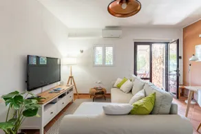 Modern Home with Spectacular Sea Views - Image 2