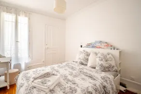 Paris in 10 min, Chic art collector’s apartment - Image 4