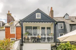 Central Lewes loft studio apartment with balcony - Image 2