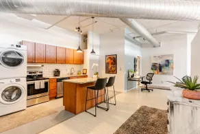 ❤Amazing Downtown Loft ✔ Parking ✔King Bed ✔ View - Image 3