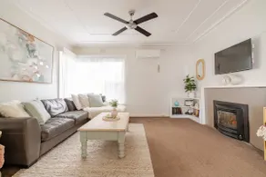 Spacious & cozy 2 bedroom home on Eureka - Image 3