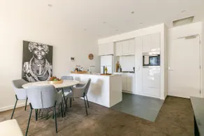 Lux 2BR Apt on Hindmarsh SQ-Pool-Gym-Parking - Image 4