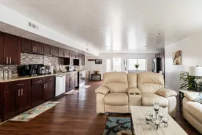 Spacious basement apartment - gorgeous views - Image 2