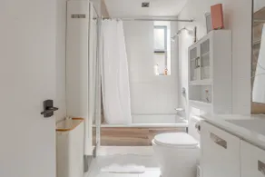 Modern 1 BR Apt, Rooftop & Gym in Williamsburg - Image 5