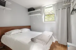 Modern 1 BR Apt, Rooftop & Gym in Williamsburg - Image 2