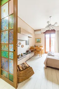 Luxury apartment in Naples with italian breakfast - Image 3