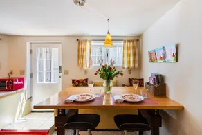Victorian Garden Apartment - walk to downtown - Image 2