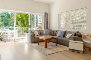3BR duplex, parking, walk to beach, lush garden - Image 3